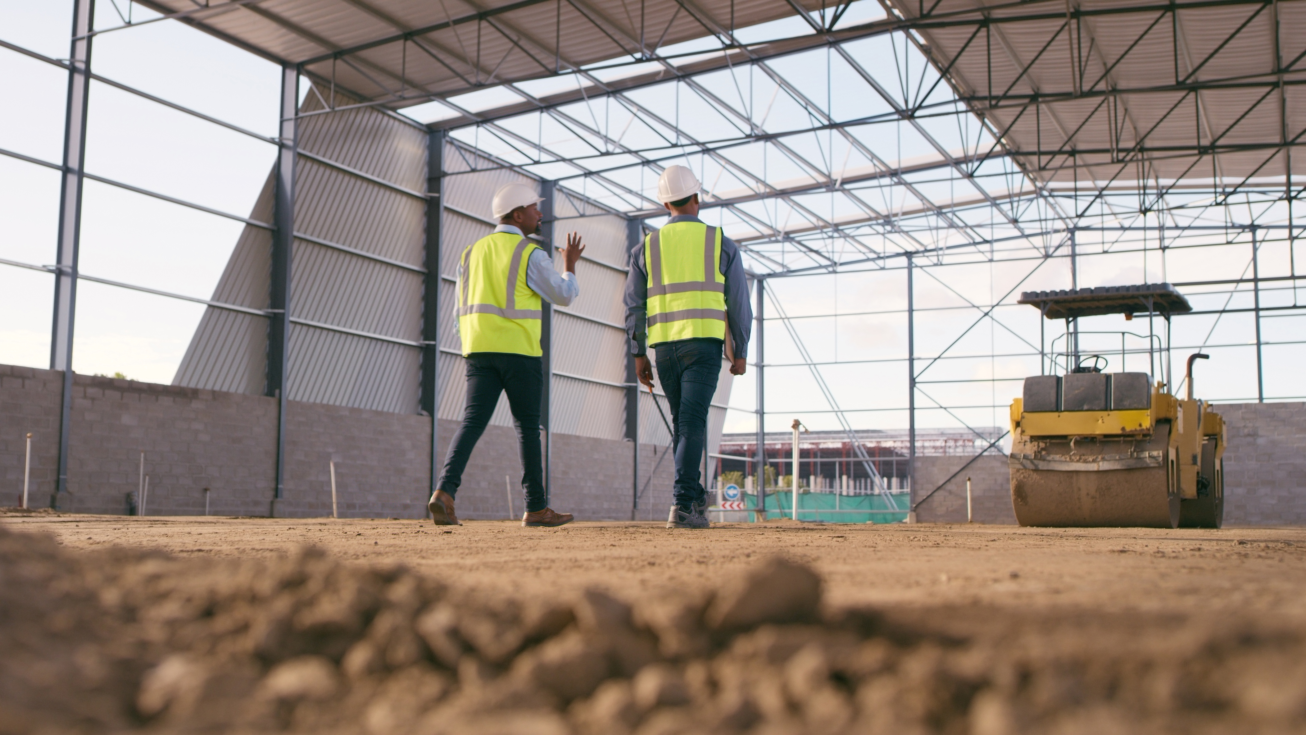 Promotores visitando una obra construcción en curso 